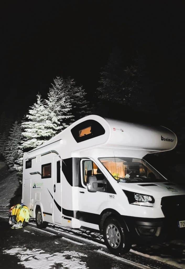 Lee más sobre el artículo Descubre la magia invernal: viaje en autocaravana al Pirineo Aragonés, tu guía completa para disfrutar de la nieve